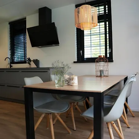 De Appelbloesem 6-persoons Met Overdekte Hottub, Barrelsauna, Lounge, Wifi * Lievelde