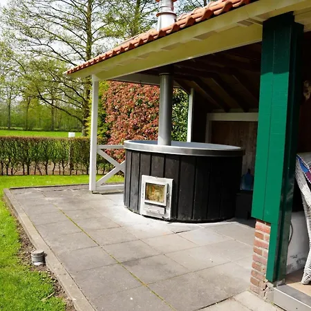 De Appelbloesem 6-persoons Met Overdekte Hottub, Barrelsauna, Lounge, Wifi *
