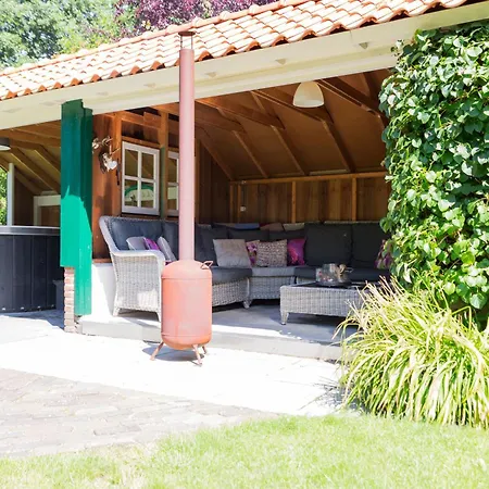 Ferienhaus De Appelbloesem 6-persoons Met Overdekte Hottub, Barrelsauna, Lounge, Wifi Lievelde