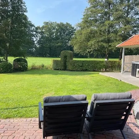 De Appelbloesem 6-persoons Met Overdekte Hottub, Barrelsauna, Lounge, Wifi *