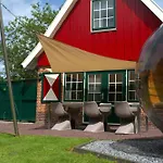 Dom wakacyjny De Appelbloesem 6-persoons Met Overdekte Hottub, Barrelsauna, Lounge, Wifi