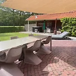 De Appelbloesem 6-persoons Met Overdekte Hottub, Barrelsauna, Lounge, Wifi Dom wakacyjny Lievelde