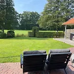 De Appelbloesem 6-persoons Met Overdekte Hottub, Barrelsauna, Lounge, Wifi *